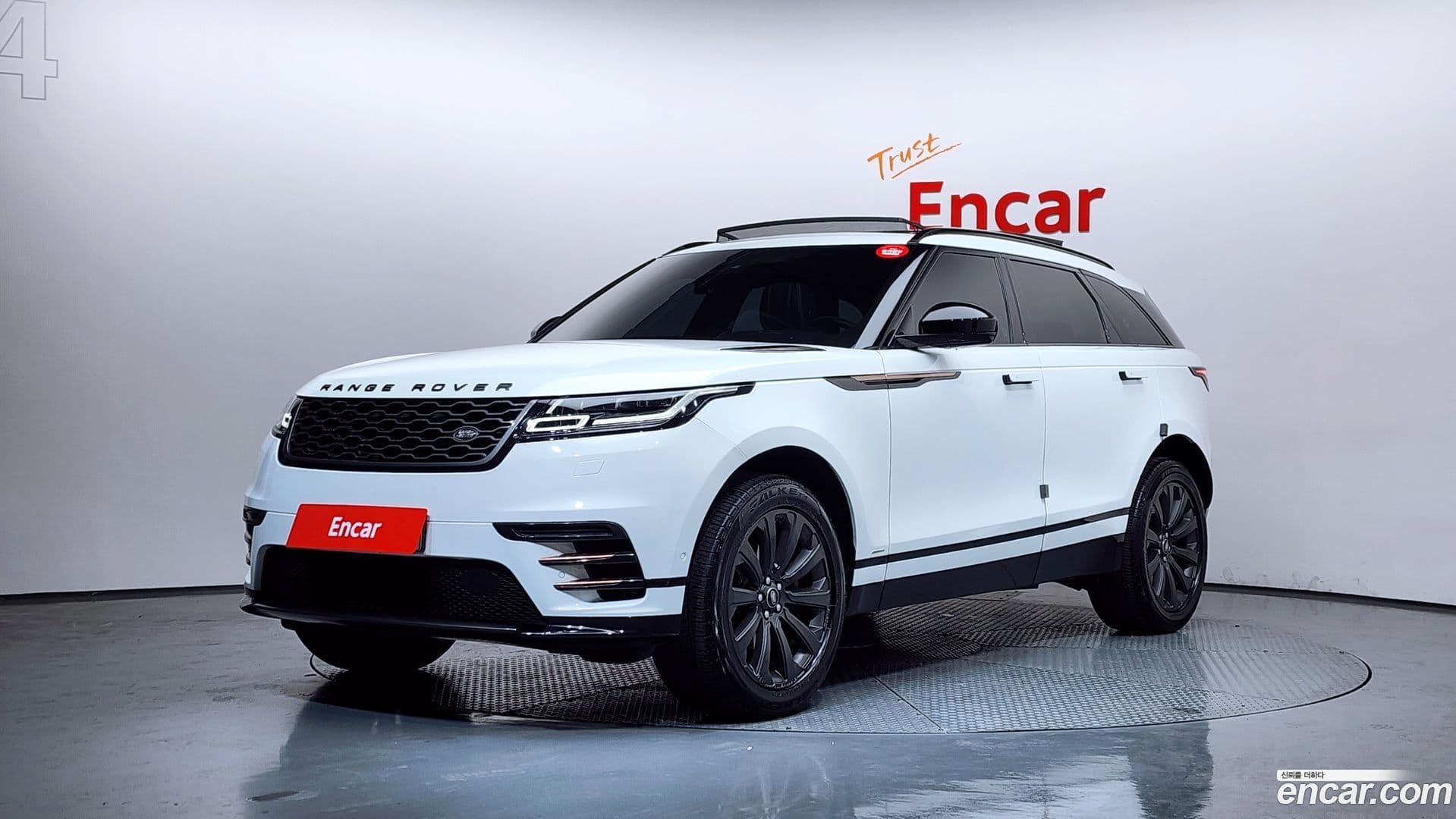 Main__Slider__Photo:Range Rover Velar Land Rover 2020.11-0