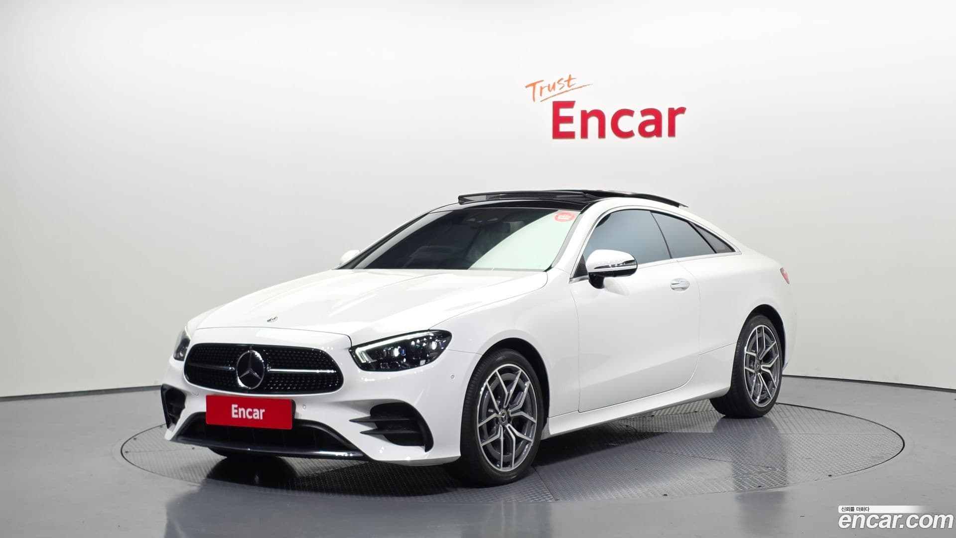 Main__Slider__Photo:E-Class Mercedes-Benz 2023.7-0