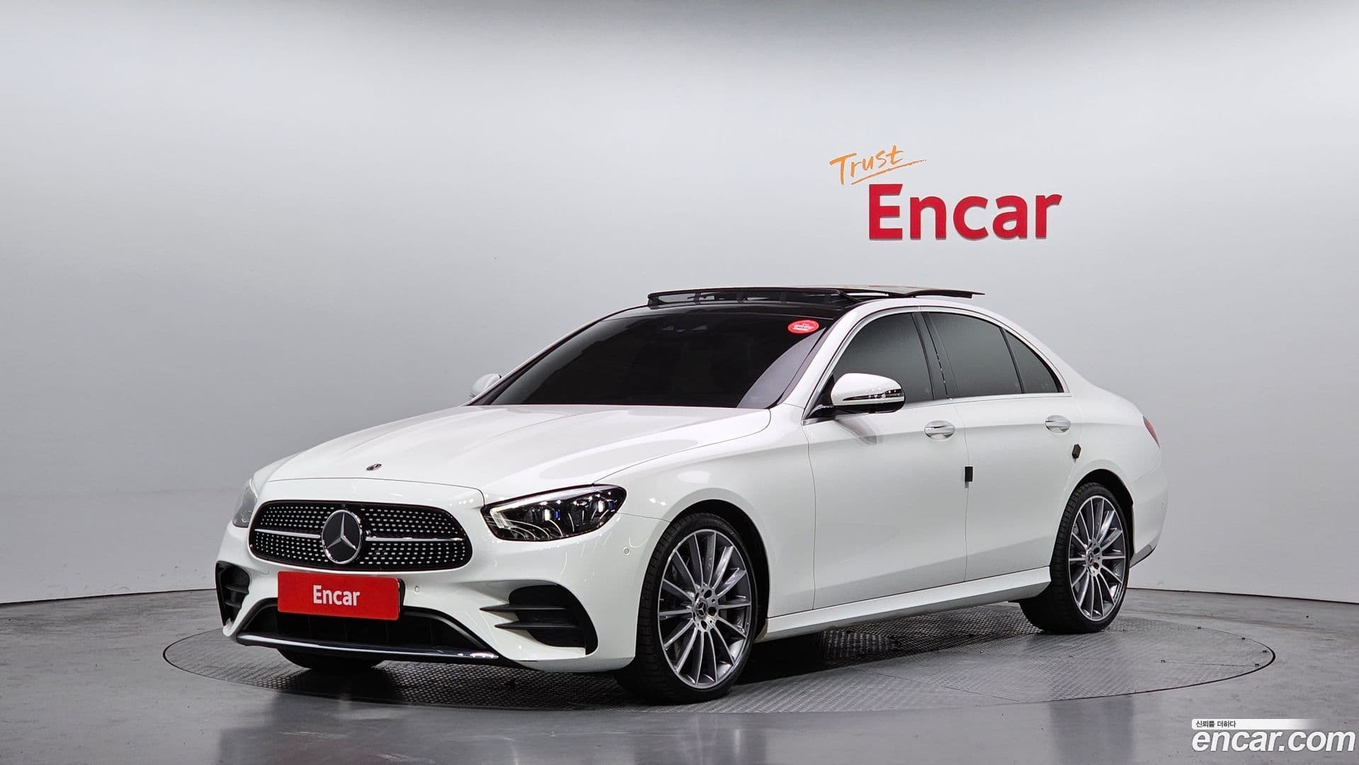 Main__Slider__Photo:E-Class Mercedes-Benz 2021.10-0