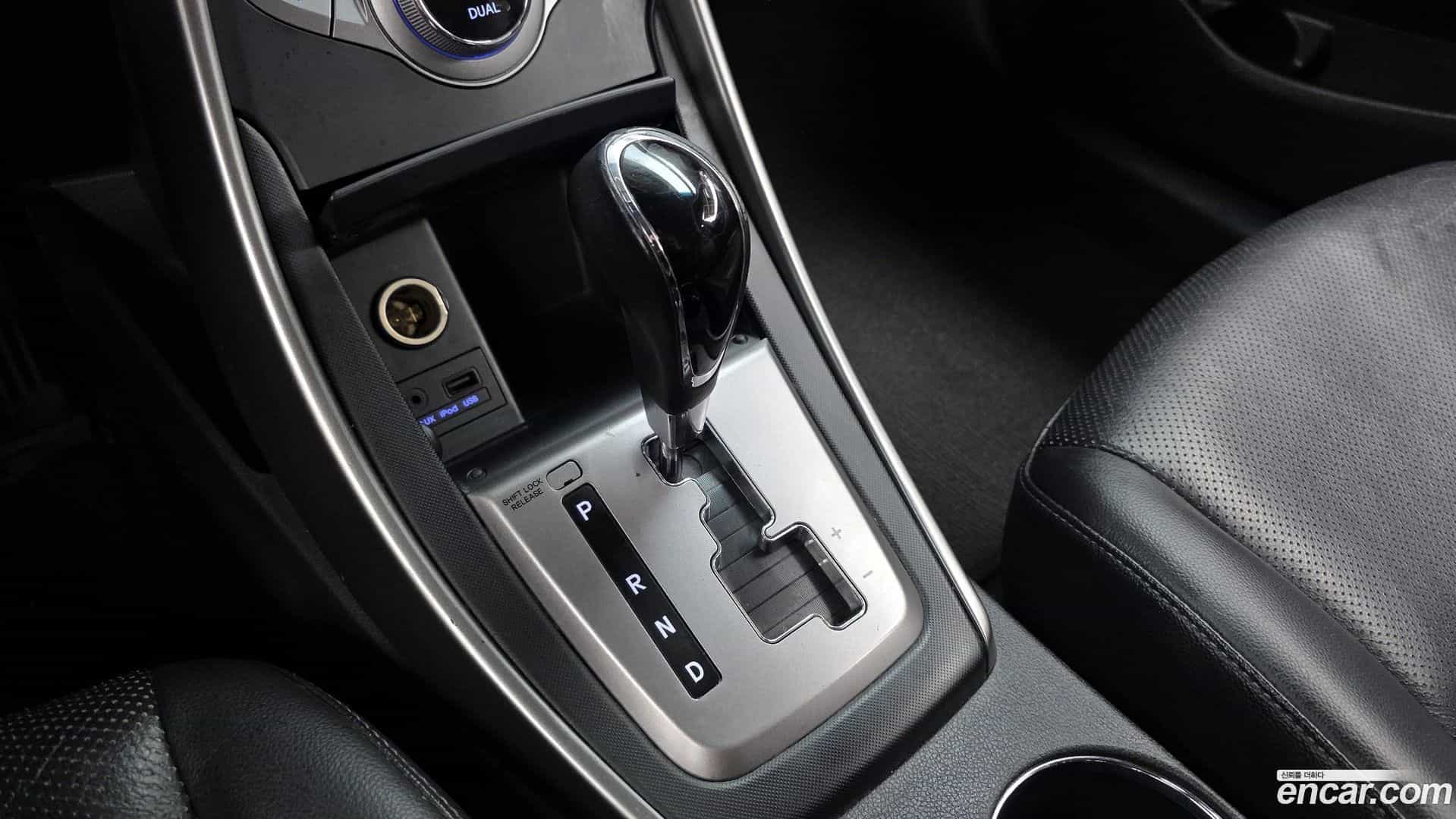 AVANTE Hyundai 2012.11-INNER-009