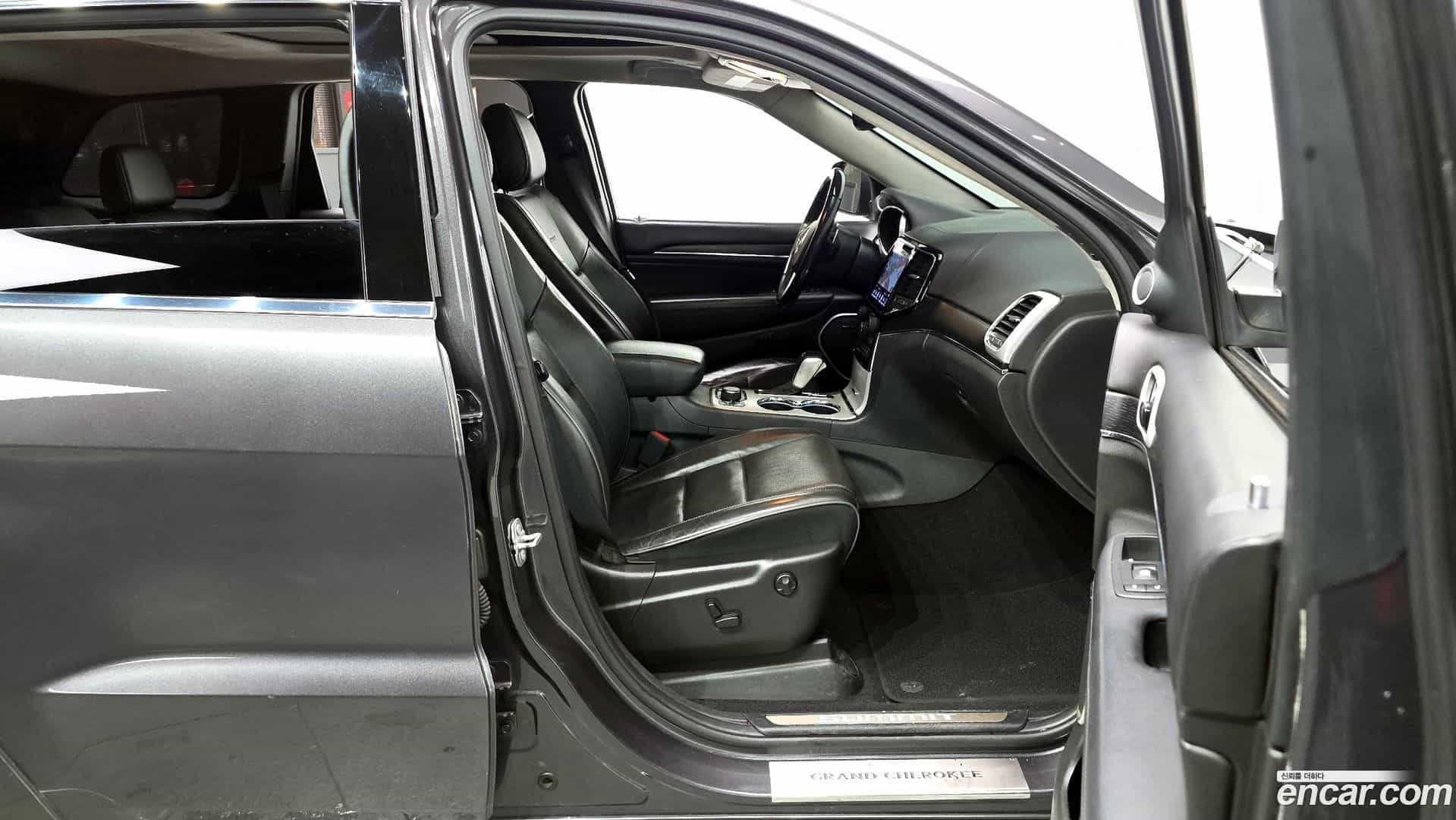 Cherokee Jeep 2019.6-OPTION-015