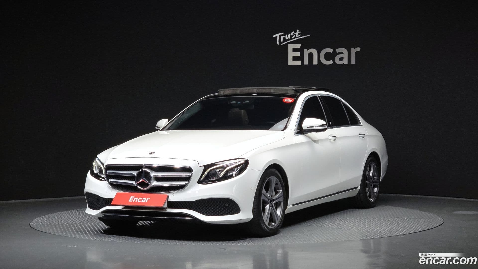 Main__Slider__Photo:E-Class Mercedes-Benz 2017.11-0