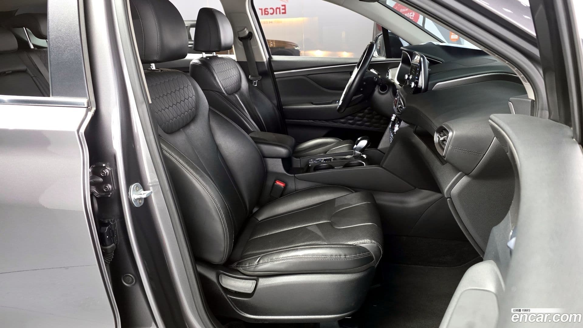 Main__Slider__Photo:Santafe Hyundai 2020.0-10