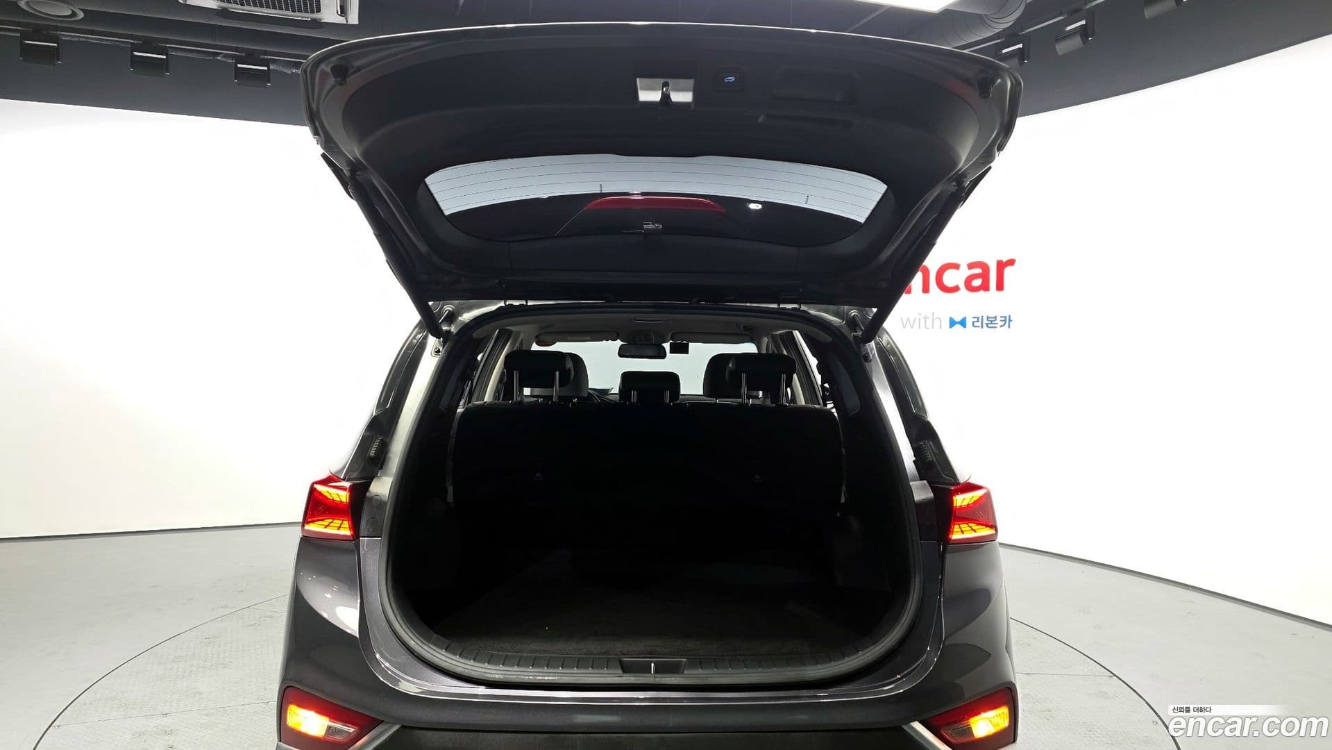 Main__Slider__Photo:Santafe Hyundai 2020.0-19