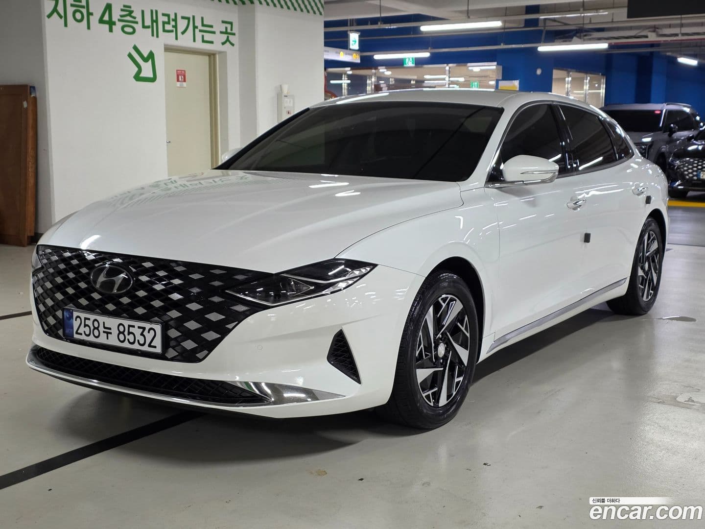 Main__Slider__Photo:Grandeur Hyundai 2021.4-0