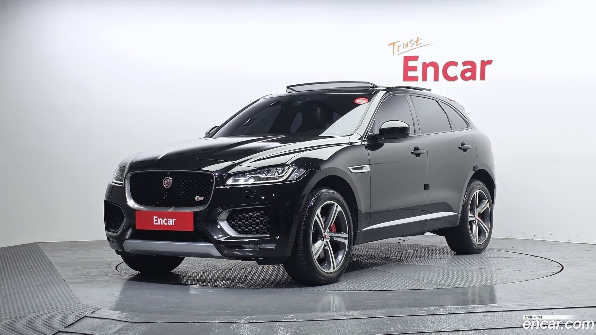 Main__Slider__Photo:F-PACE Jaguar 2017.8-0