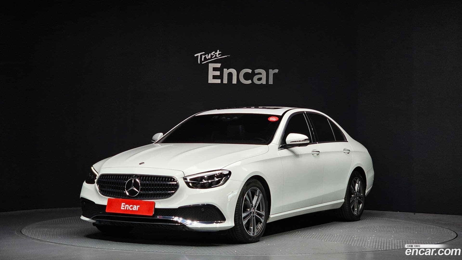 Main__Slider__Photo:E-Class Mercedes-Benz 2023.10-0
