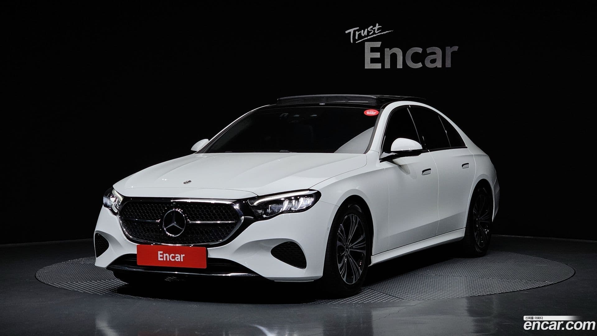 Main__Slider__Photo:E-Class Mercedes-Benz 2024.8-0