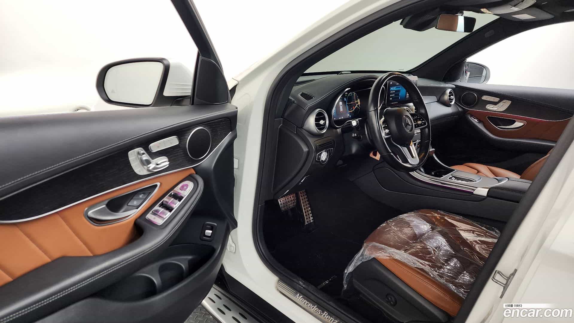GLC-Class Mercedes-Benz 2022.8-INNER-010
