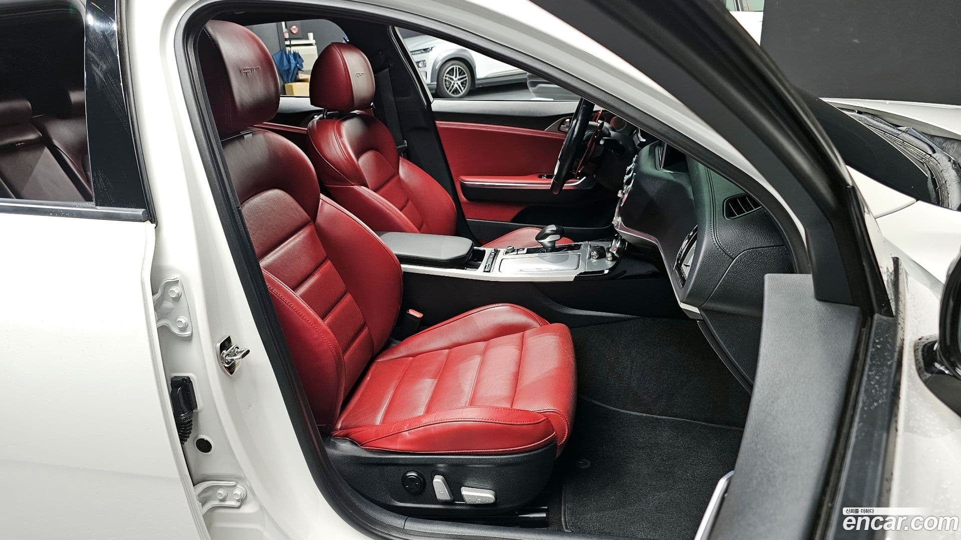 Main__Slider__Photo:Stinger Kia 2017.5-9