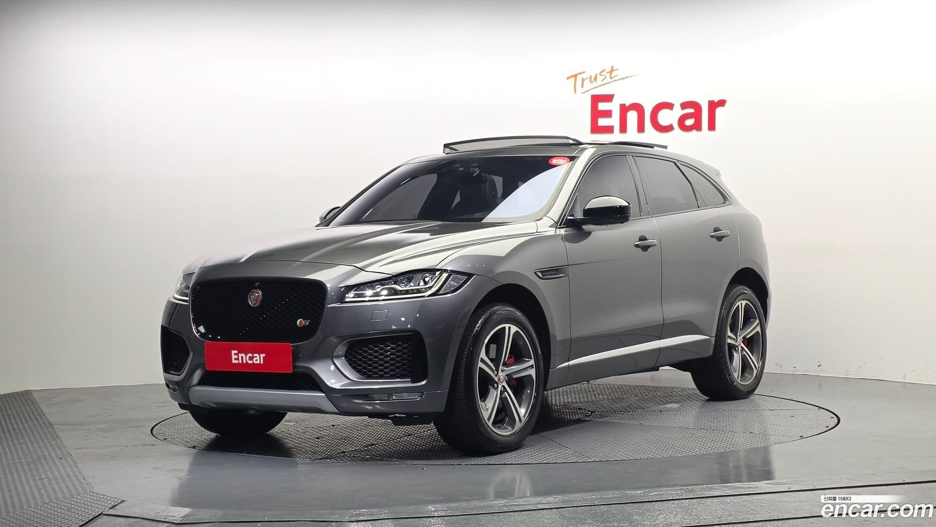 Main__Slider__Photo:F-PACE Jaguar 2017.8-0