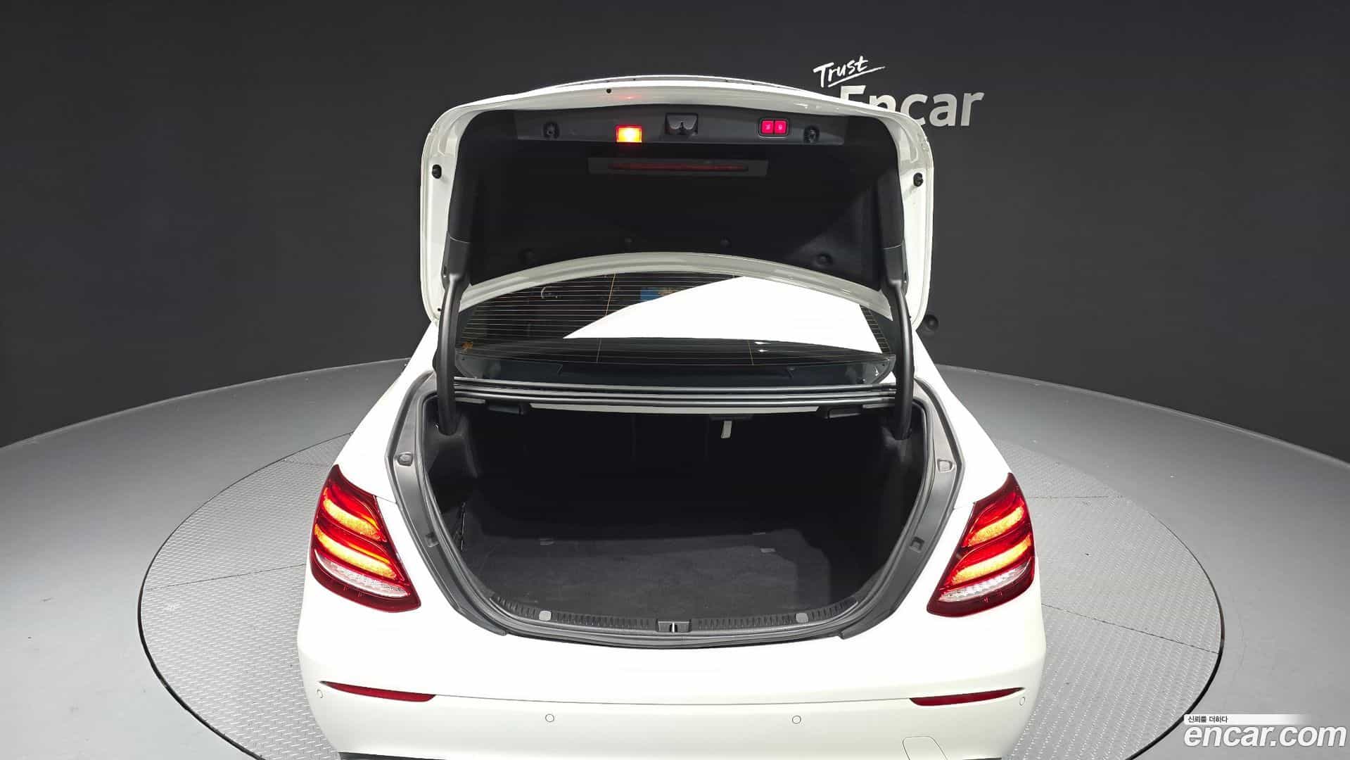E-Class Mercedes-Benz 2017.6-OPTION-024