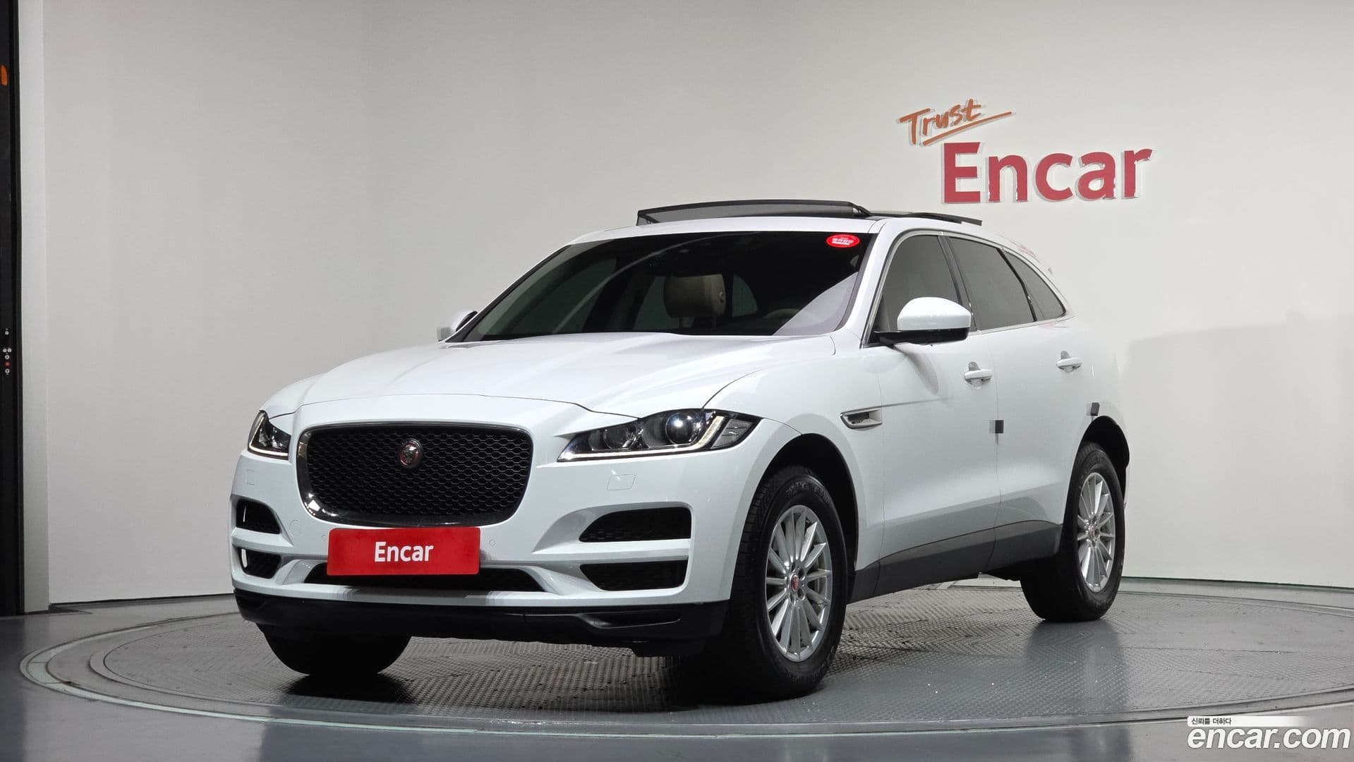 Main__Slider__Photo:F-PACE Jaguar 2016.10-0
