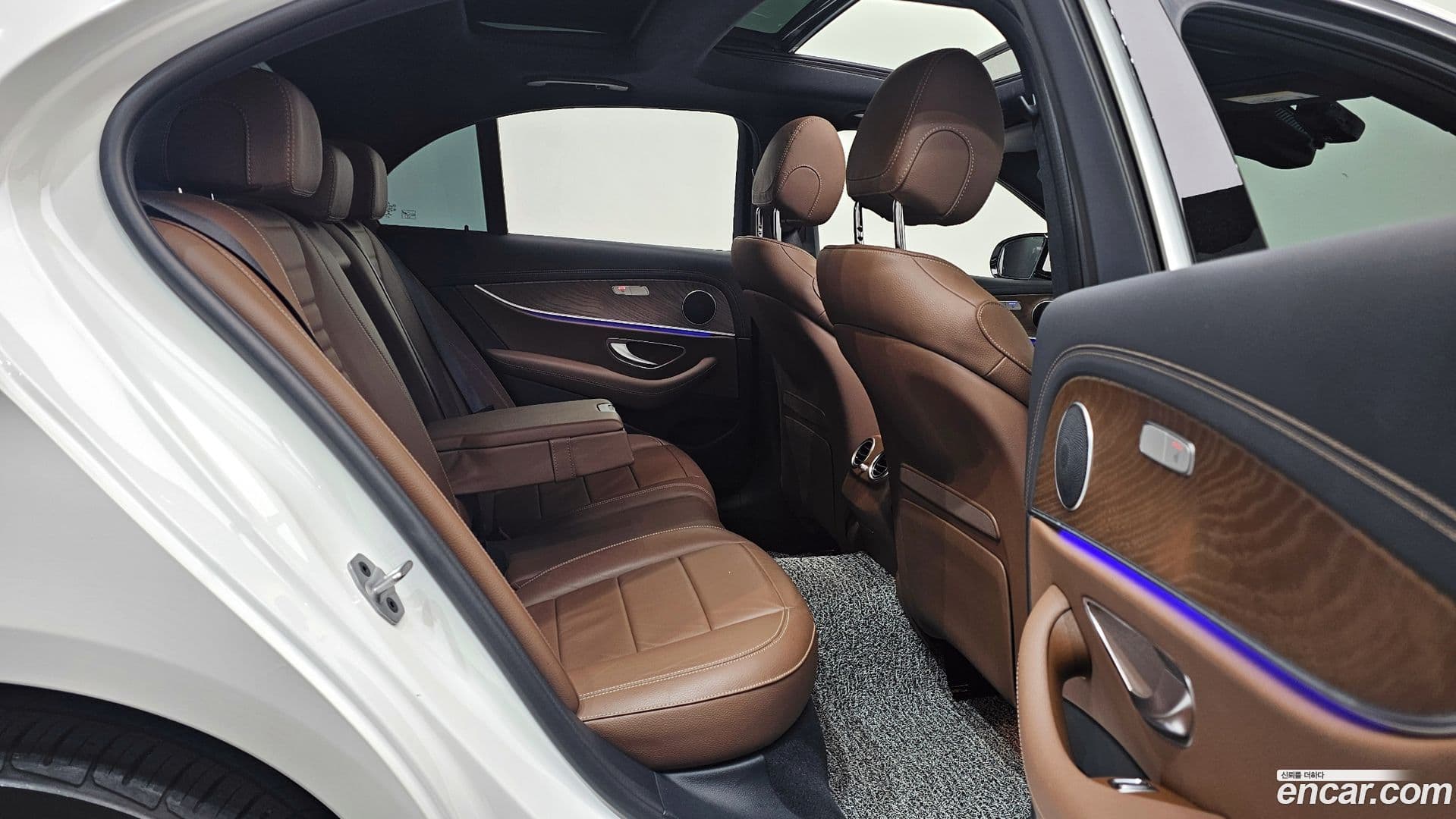 Main__Slider__Photo:E-Class Mercedes-Benz 2021.0-10