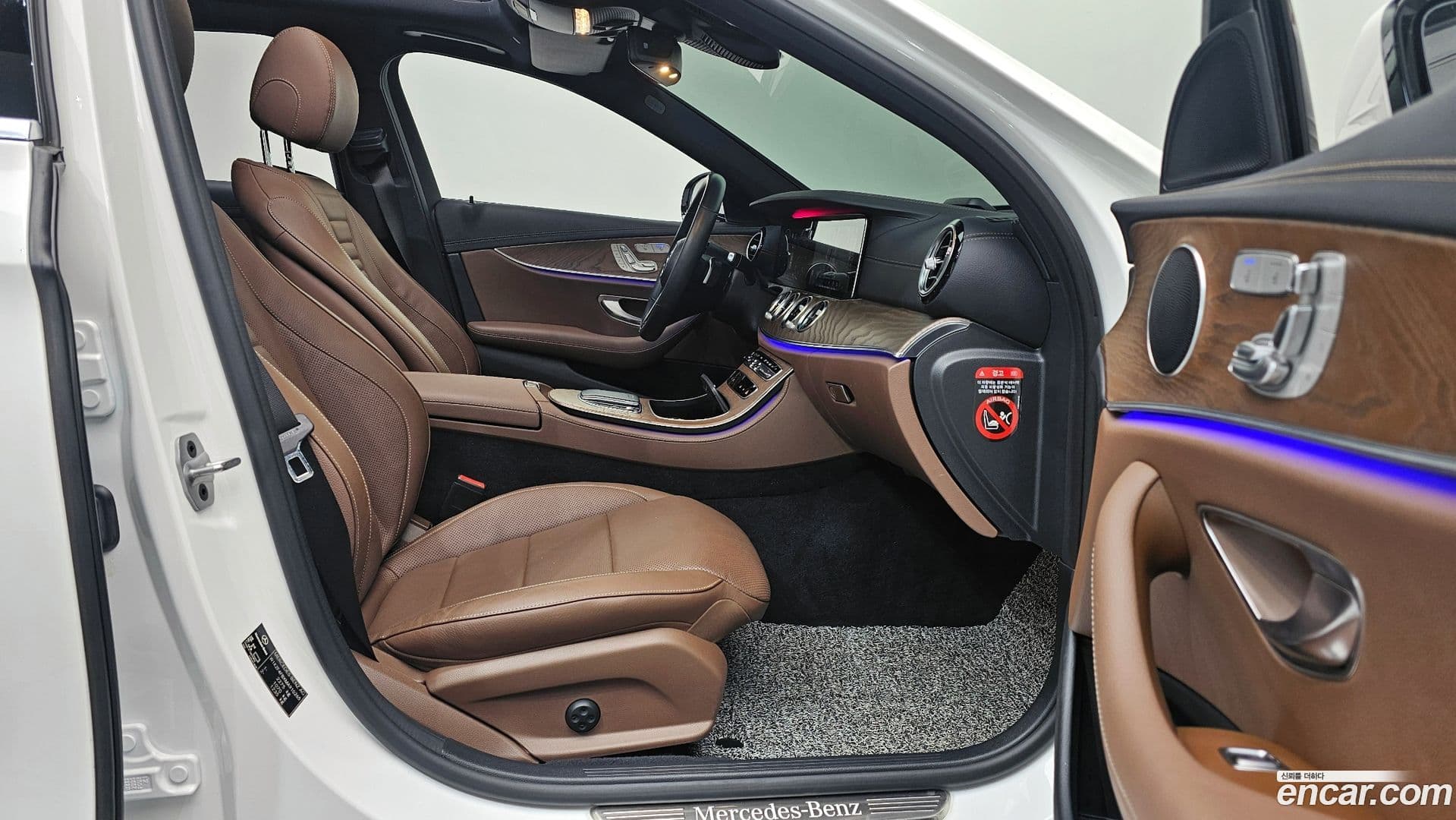 Main__Slider__Photo:E-Class Mercedes-Benz 2021.0-25