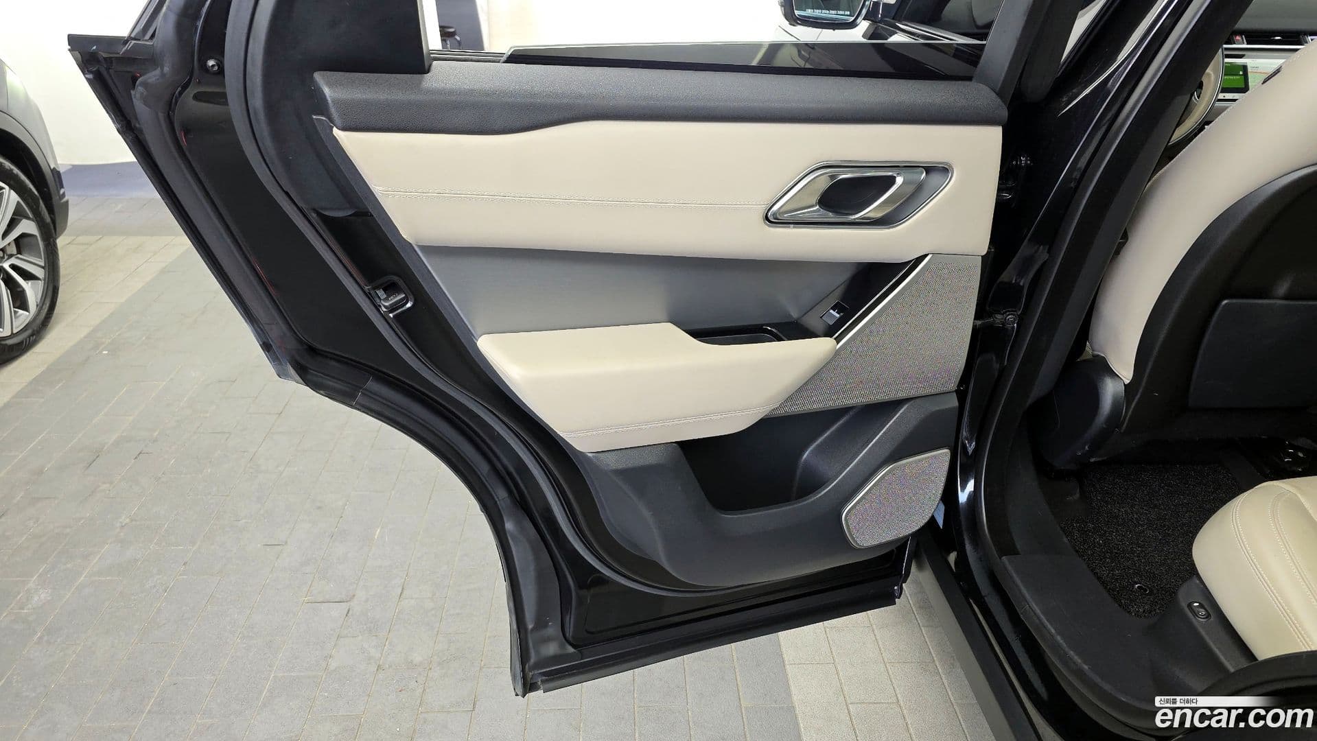 Main__Slider__Photo:Range Rover Velar Land Rover 2018.11-24