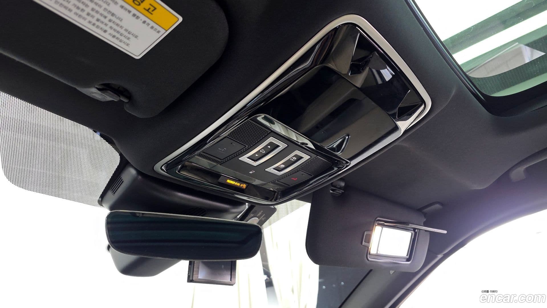 Main__Slider__Photo:Range Rover Velar Land Rover 2018.11-26