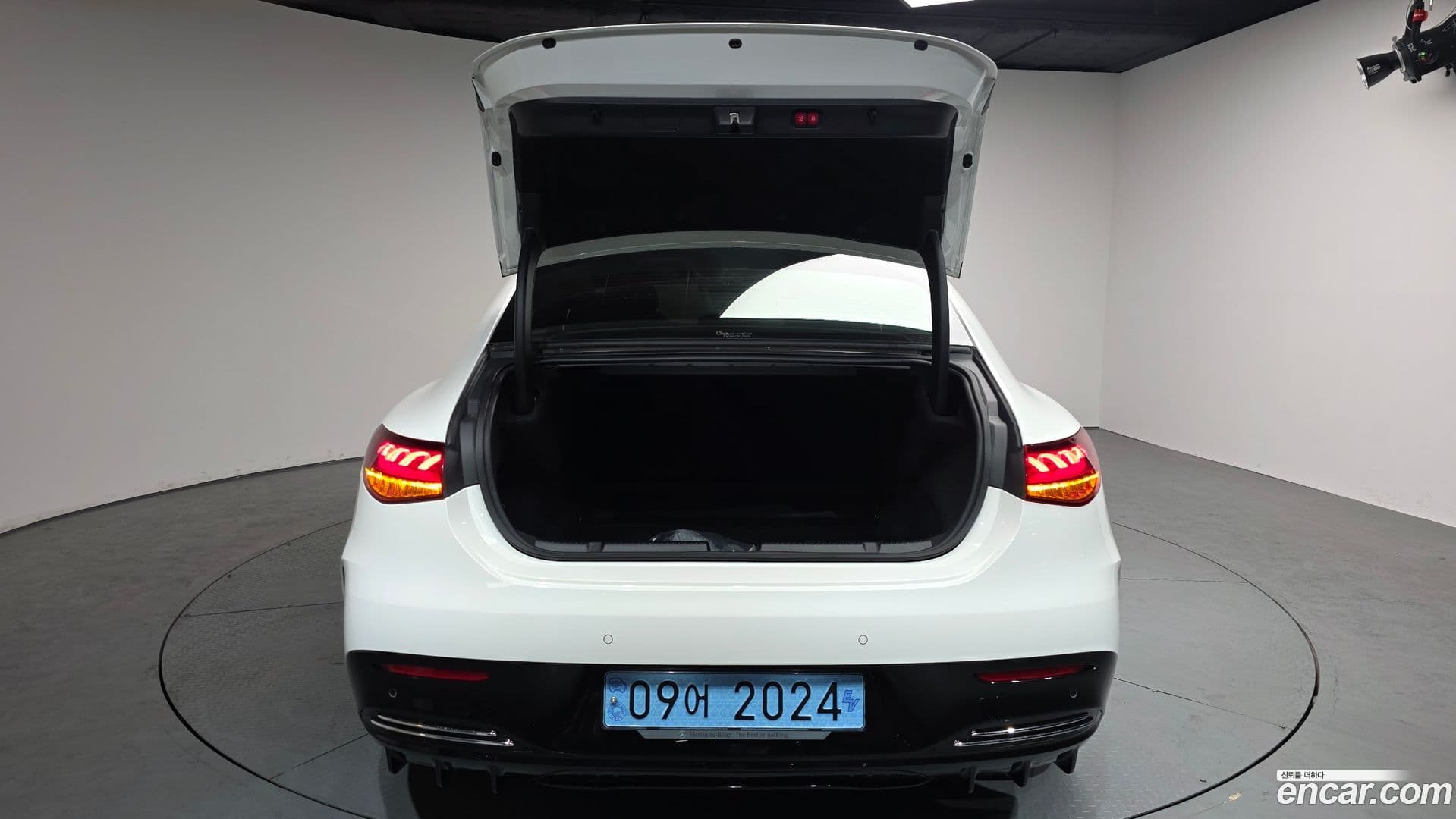 Main__Slider__Photo:EQE Mercedes-Benz 2023.2-19