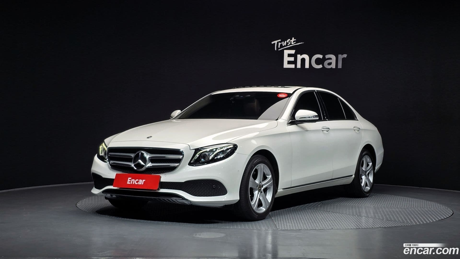 Main__Slider__Photo:E-Class Mercedes-Benz 2018.5-0
