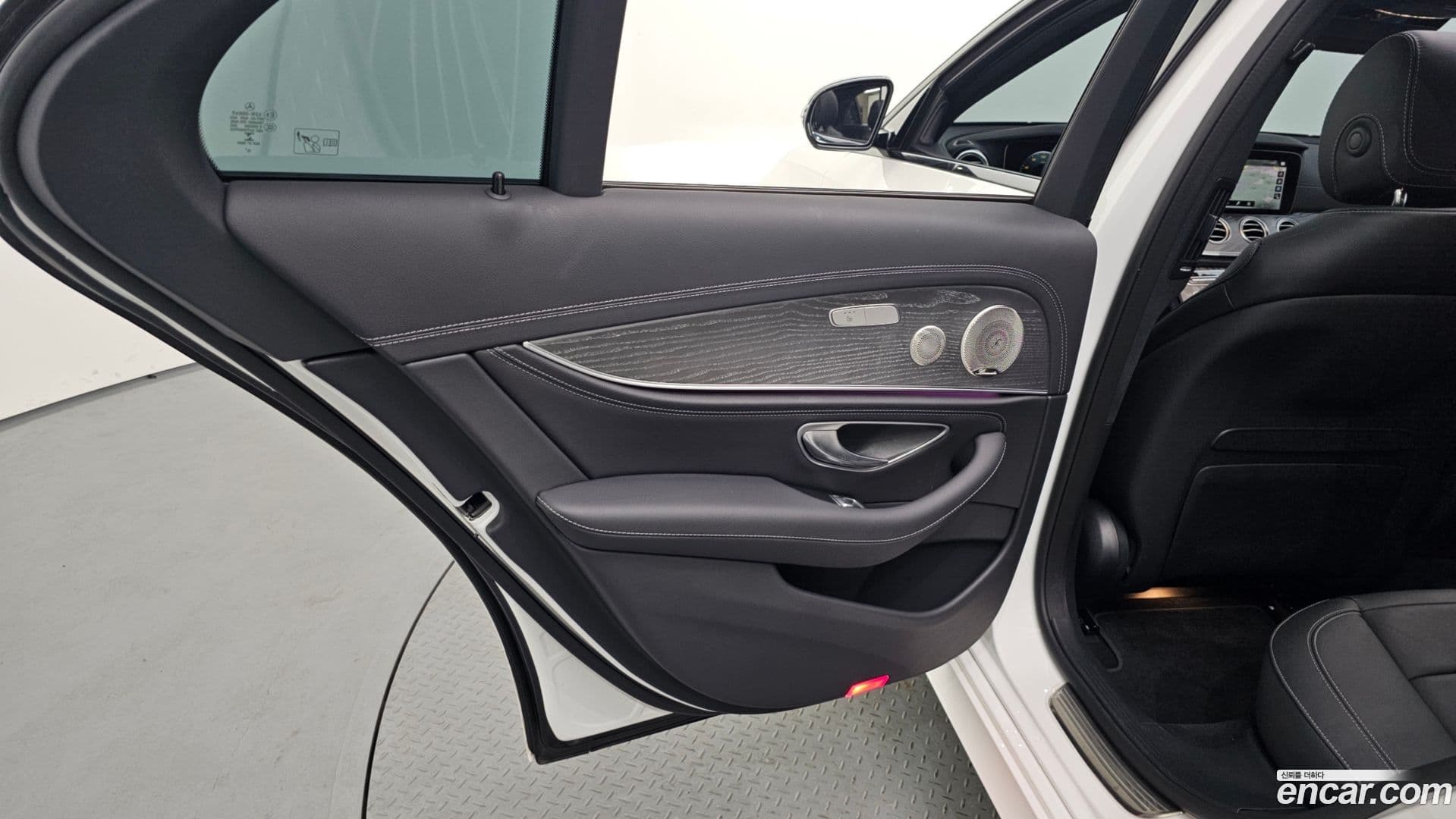 Main__Slider__Photo:E-Class Mercedes-Benz 2023.2-9