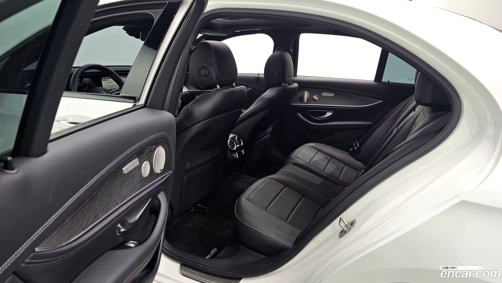 Main__Slider__Photo:E-Class Mercedes-Benz 2023.2-10