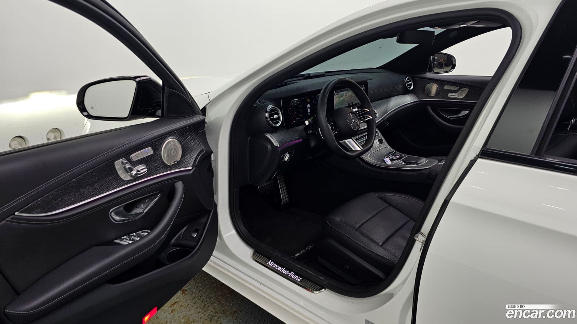 Main__Slider__Photo:E-Class Mercedes-Benz 2023.2-24
