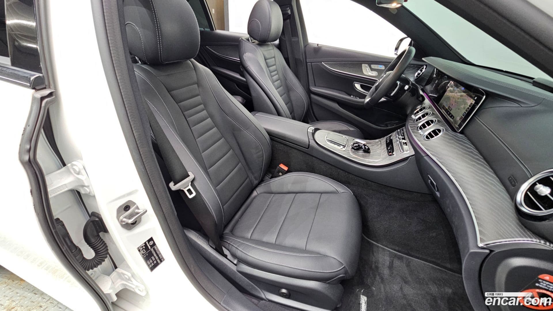 Main__Slider__Photo:E-Class Mercedes-Benz 2023.2-29