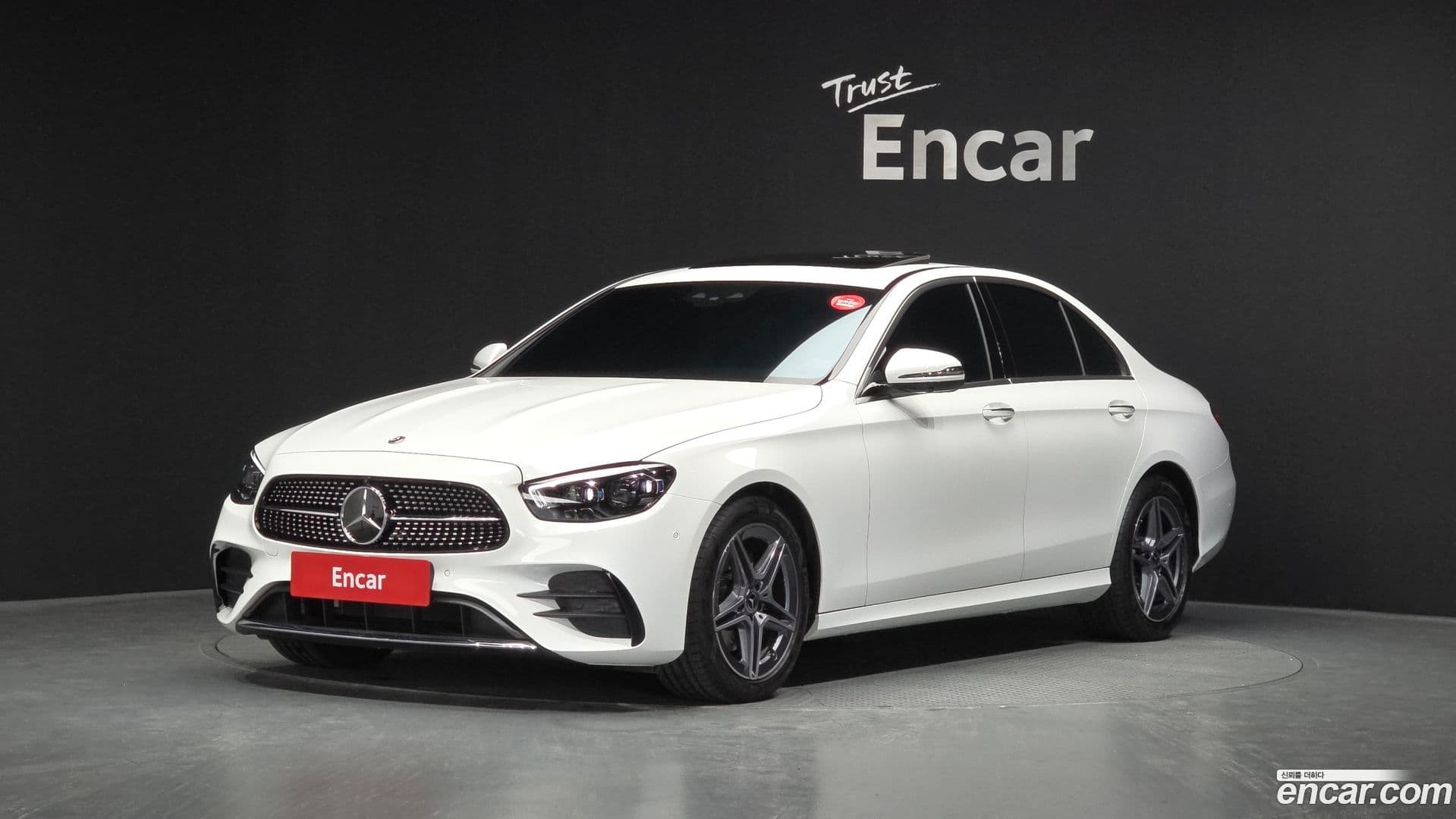 Main__Slider__Photo:E-Class Mercedes-Benz 2023.5-0