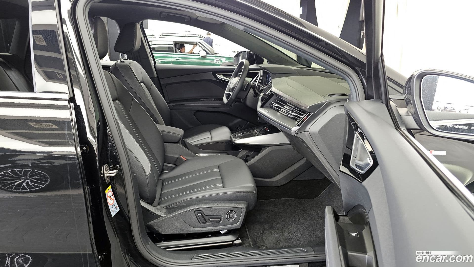 Main__Slider__Photo:Q4 e-tron Audi 2025.7-10