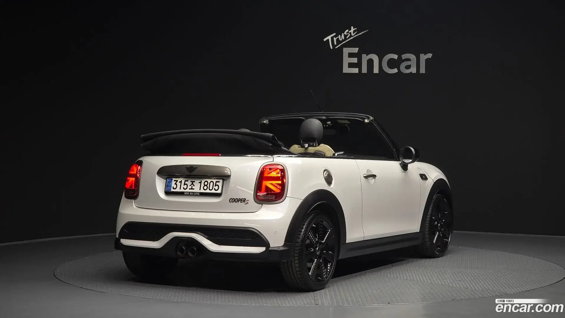 Main__Slider__Photo:Cooper Convertible Mini 2023.9-1