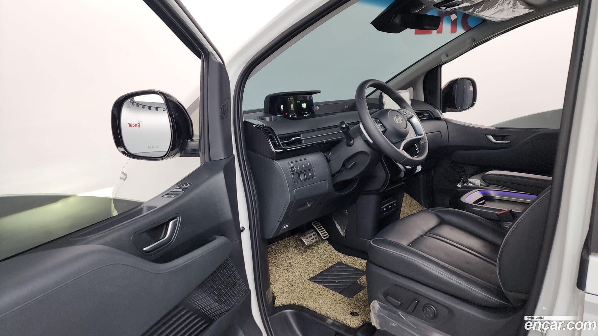Main__Slider__Photo:Staria Hyundai 2025.3-9