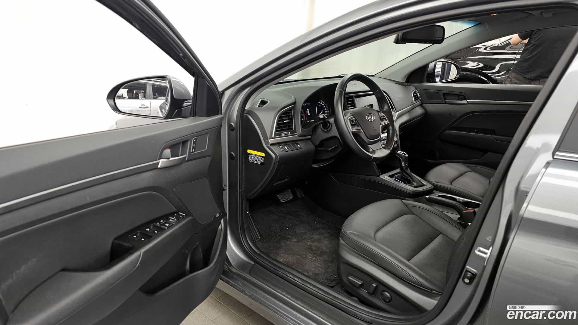 AVANTE Hyundai 2018.1-INNER-010