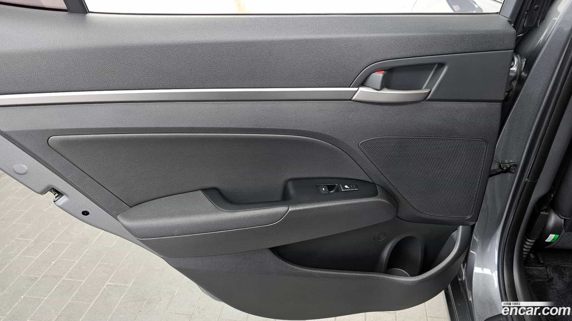 AVANTE Hyundai 2018.1-INNER-035
