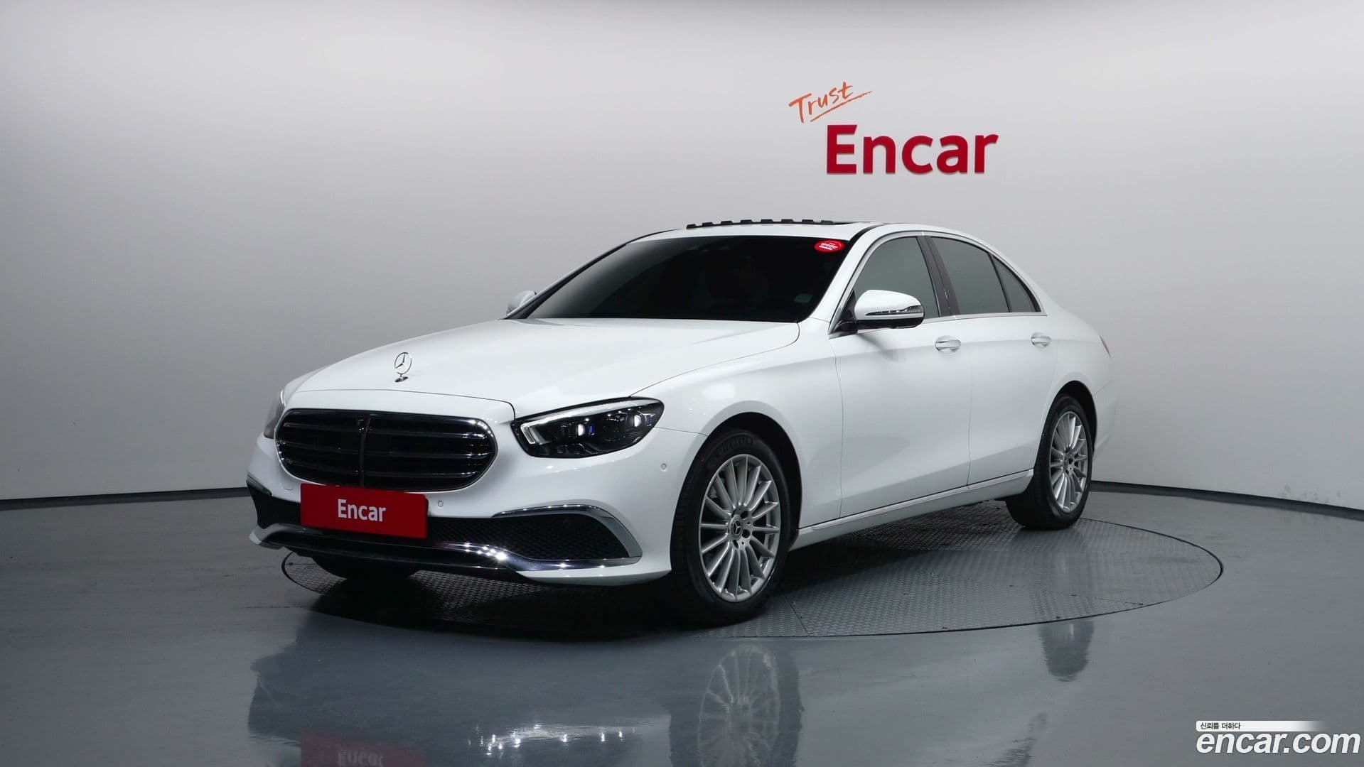 Main__Slider__Photo:E-Class Mercedes-Benz 2022.4-0