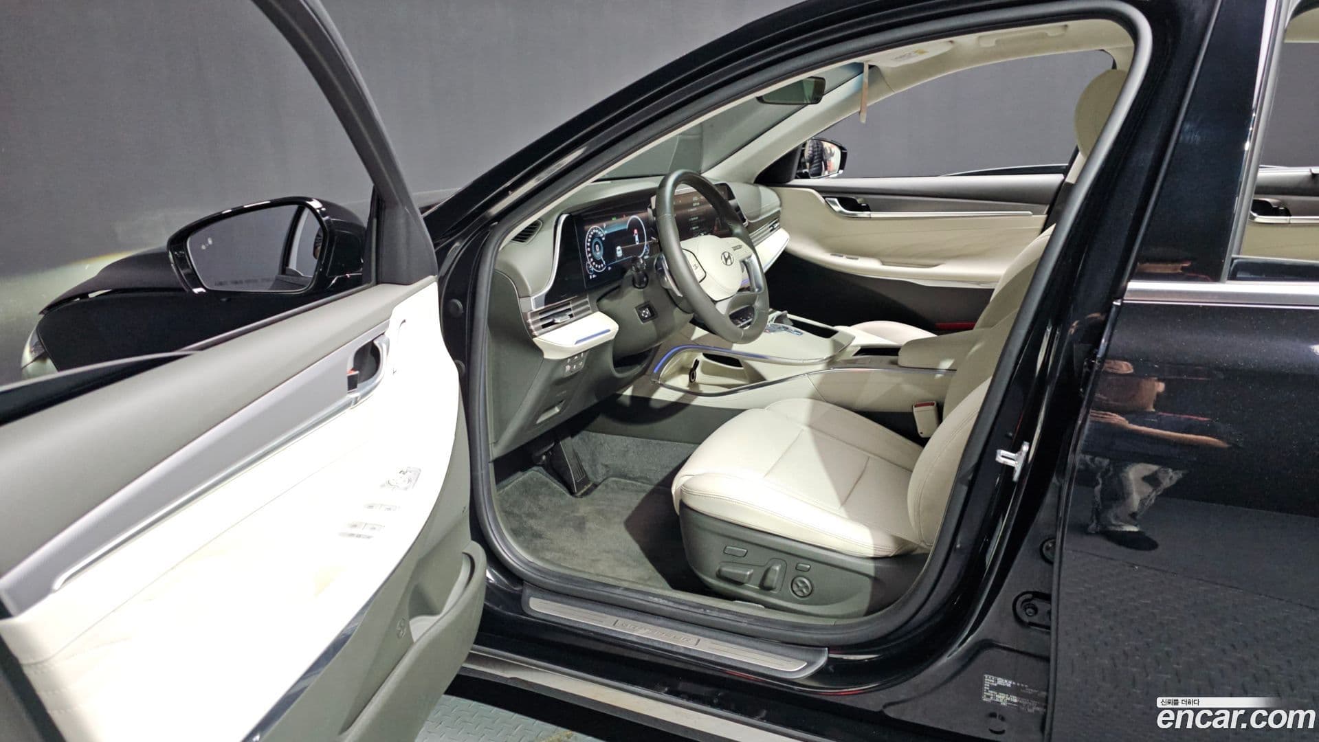 Main__Slider__Photo:Grandeur Hyundai 2022.6-9