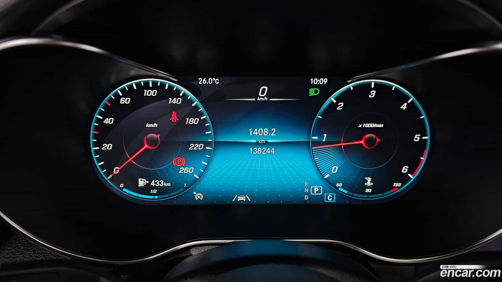 GLC-Class Mercedes-Benz 2020.10-INNER-008