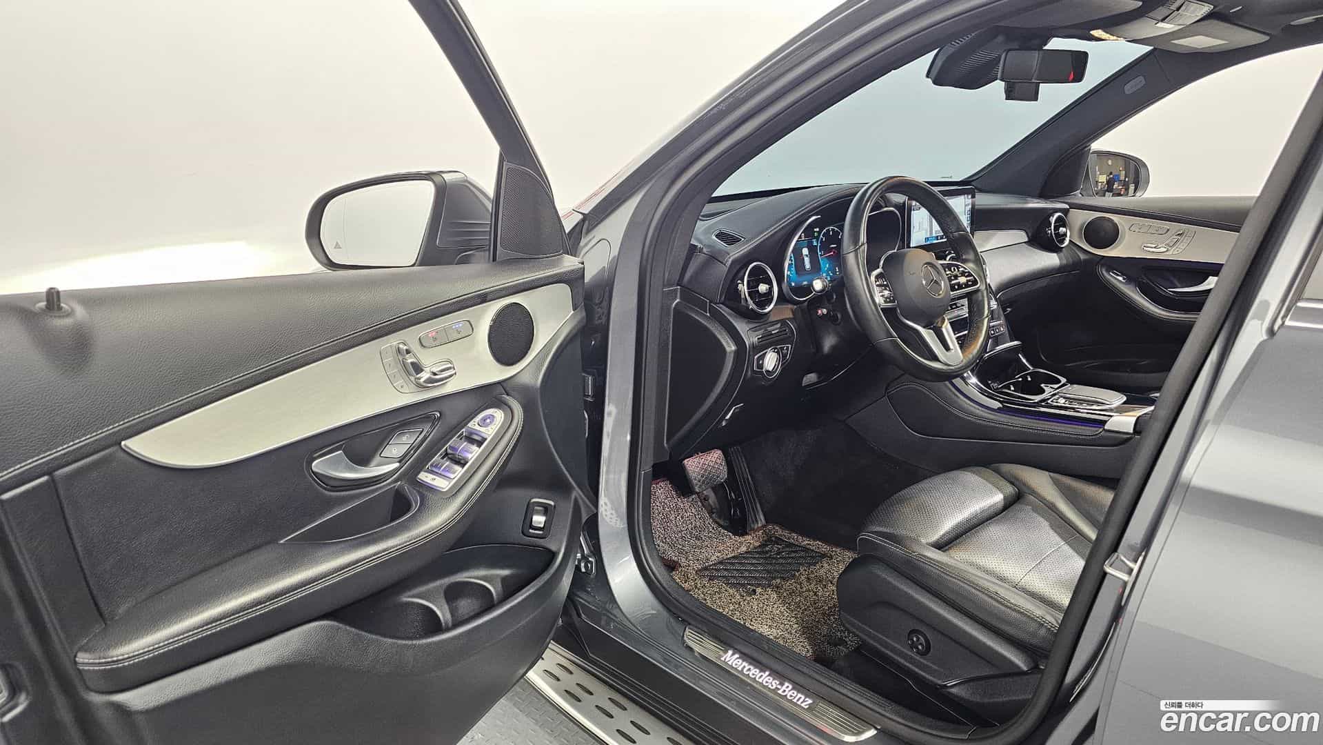 GLC-Class Mercedes-Benz 2020.10-INNER-010