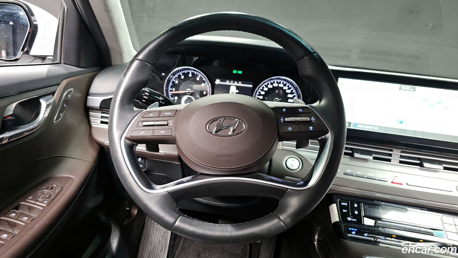 Main__Slider__Photo:Grandeur Hyundai 2022.3-12