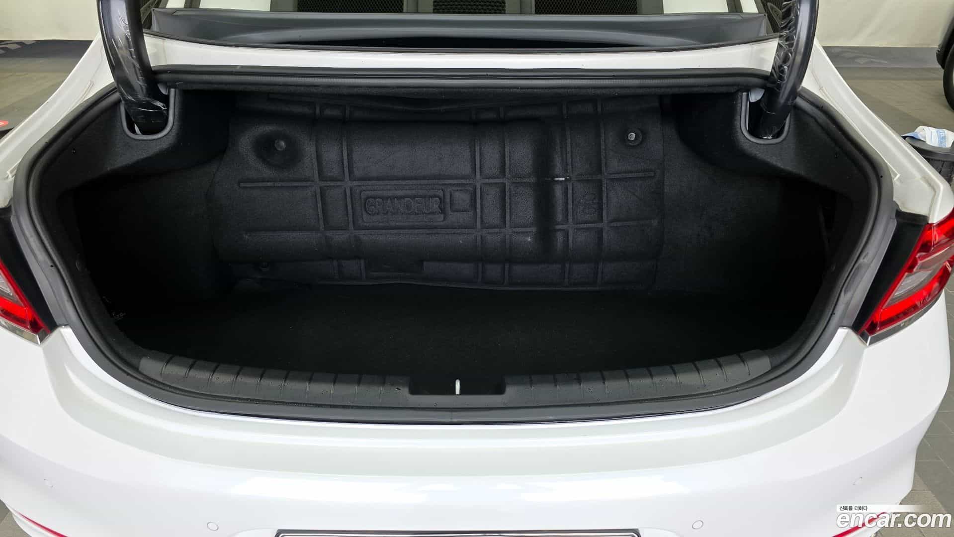 Grandeur Hyundai 2017.9-OPTION-024