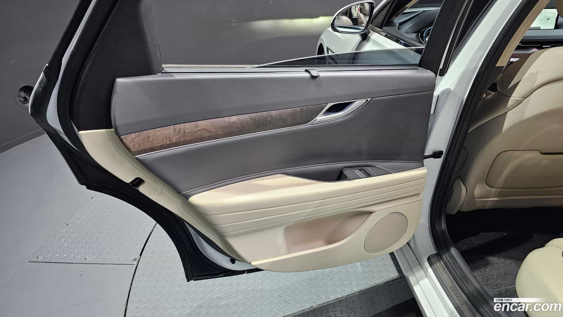 G80 Genesis 2022.1-INNER-035