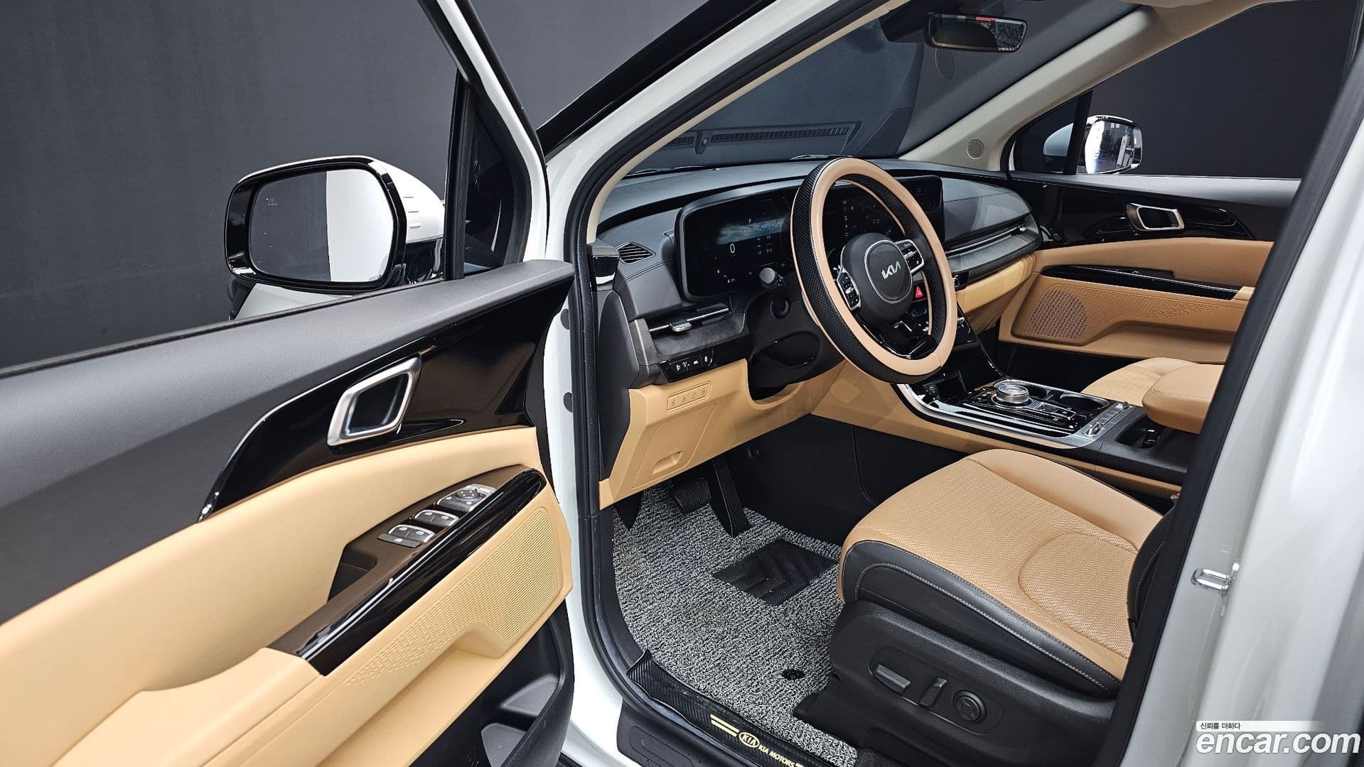 Main__Slider__Photo:Canival Kia 2023.6-10