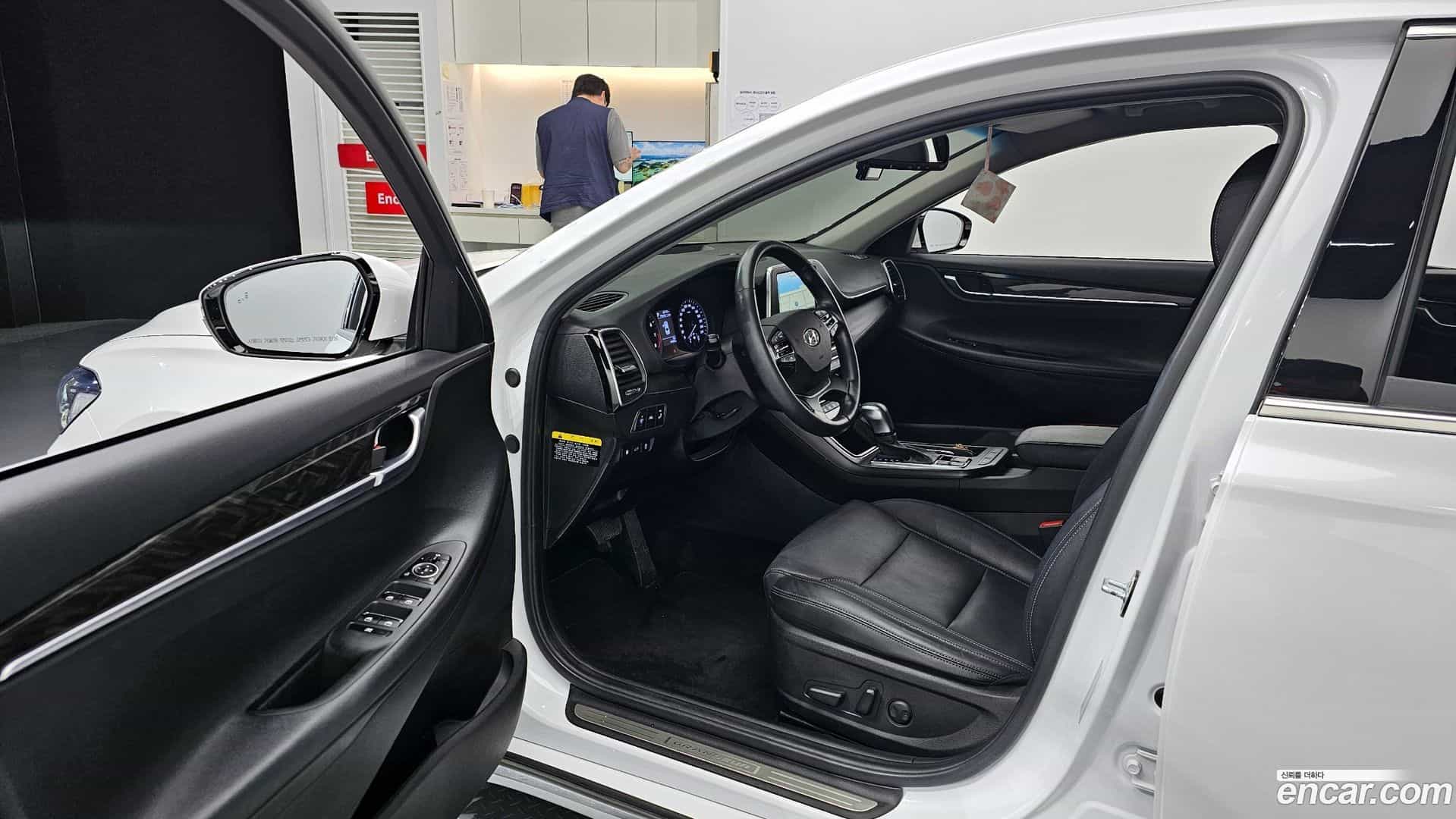 Grandeur Hyundai 2018.2-INNER-010