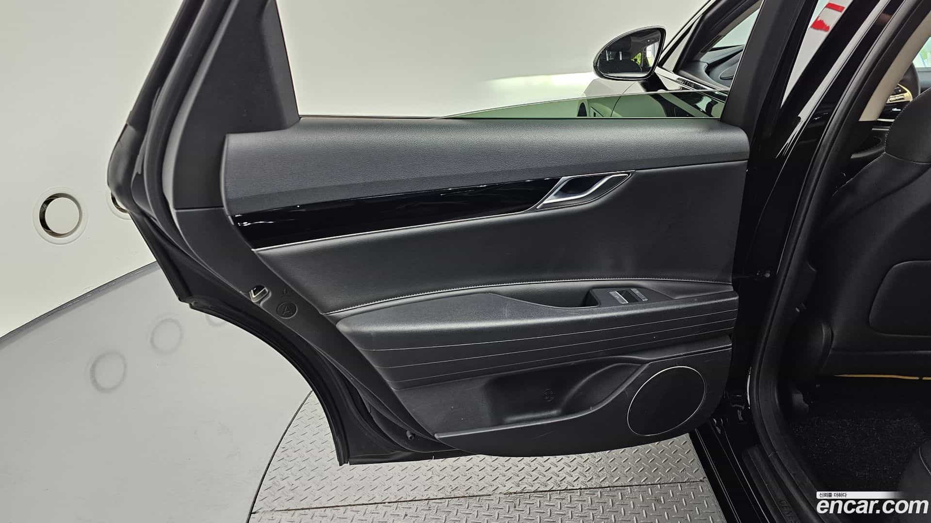 G80 Genesis 2021.0-INNER-035