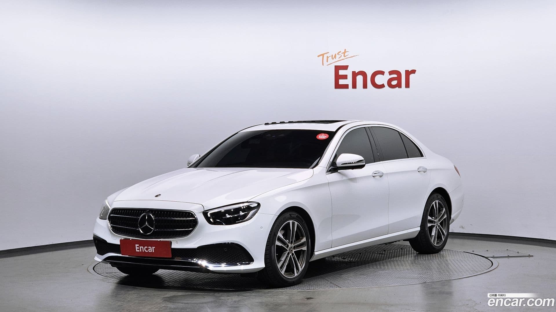 Main__Slider__Photo:E-Class Mercedes-Benz 2023.7-0