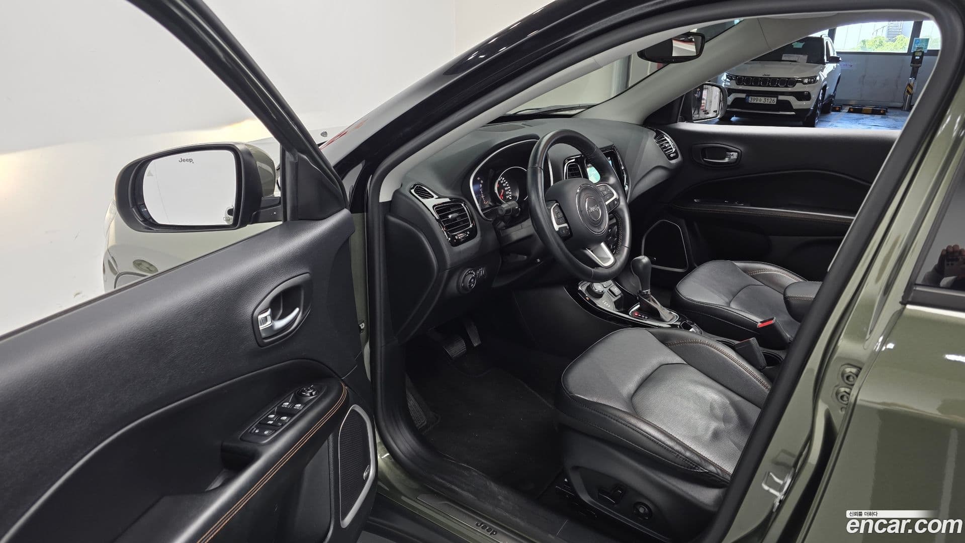 Main__Slider__Photo:Compass Jeep 2019.3-9