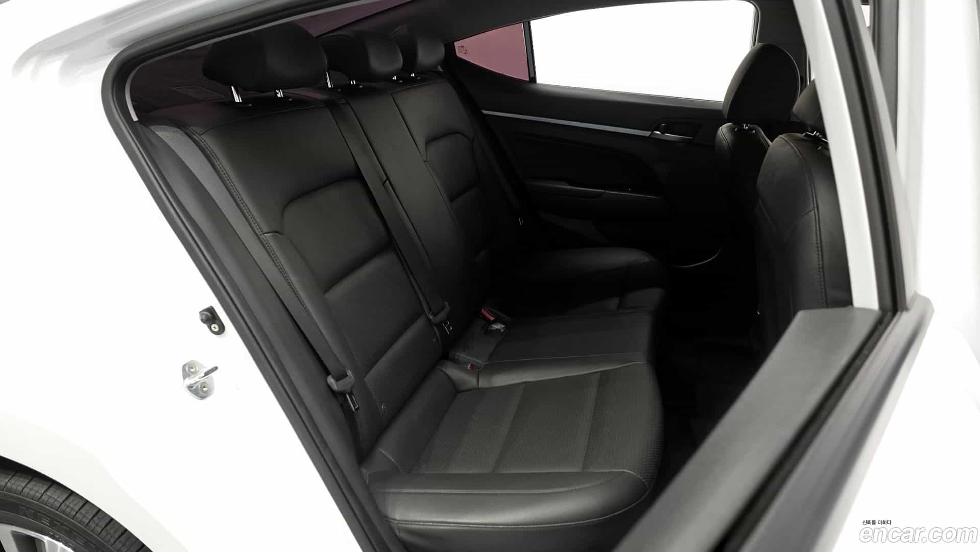 AVANTE Hyundai 2017.10-OPTION-015