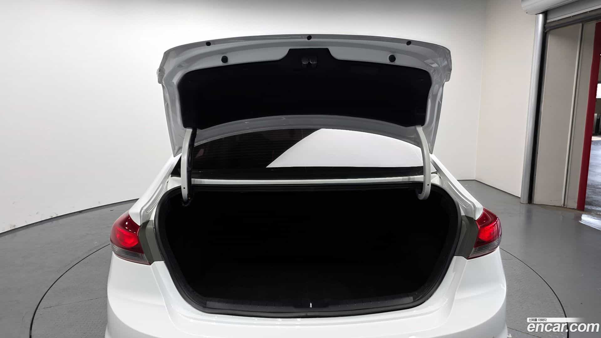 AVANTE Hyundai 2017.10-OPTION-024