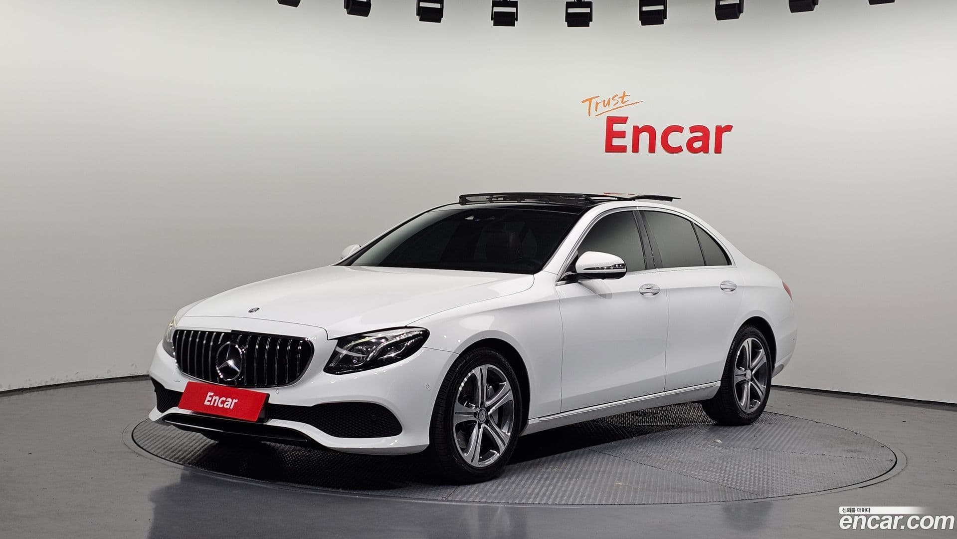 Main__Slider__Photo:E-Class Mercedes-Benz 2016.9-0