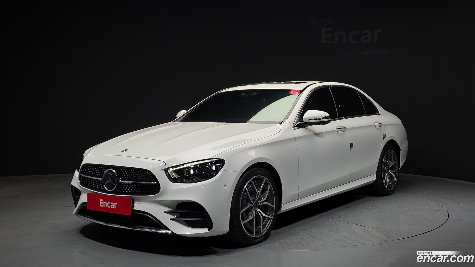 Main__Slider__Photo:E-Class Mercedes-Benz 2021.0-0