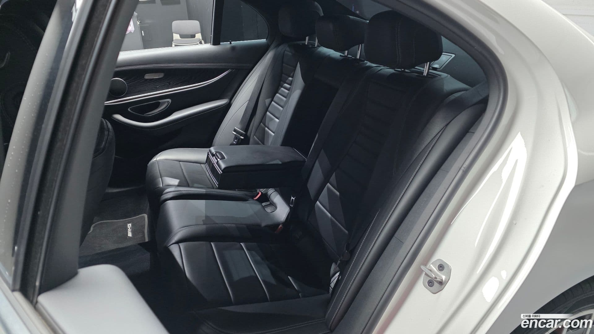 Main__Slider__Photo:E-Class Mercedes-Benz 2021.0-11